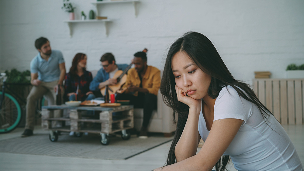 being alone vs feeling lonely