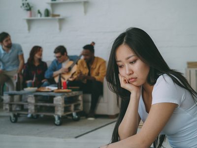 being alone vs feeling lonely